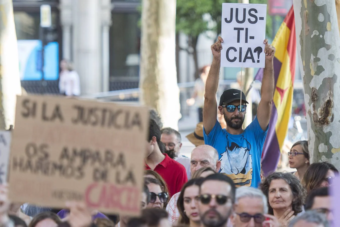 Miles de personas se concentran en Sevilla contra la puesta en libertad de la Manada